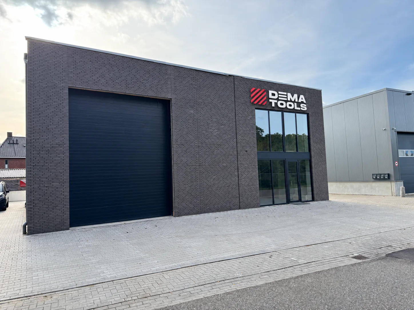 Bedrijfspand van DeMa Tools aan de Verzetslaan in Boekelo, met het DeMa Tools-logo boven de glazen entree